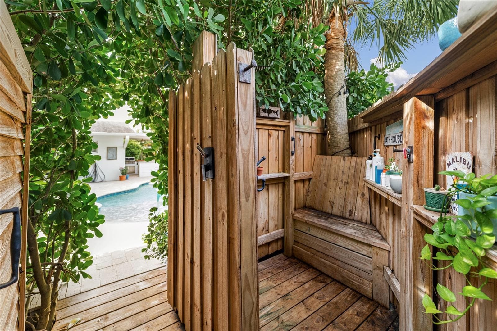 Outdoor Shower - 4785 BUTTERFLY PL NE, ST PETERSBURG