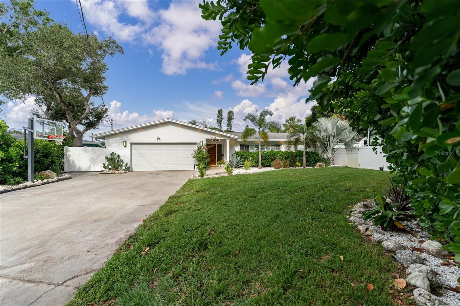 Oversized Driveway - 4785 BUTTERFLY PL NE, ST PETERSBURG