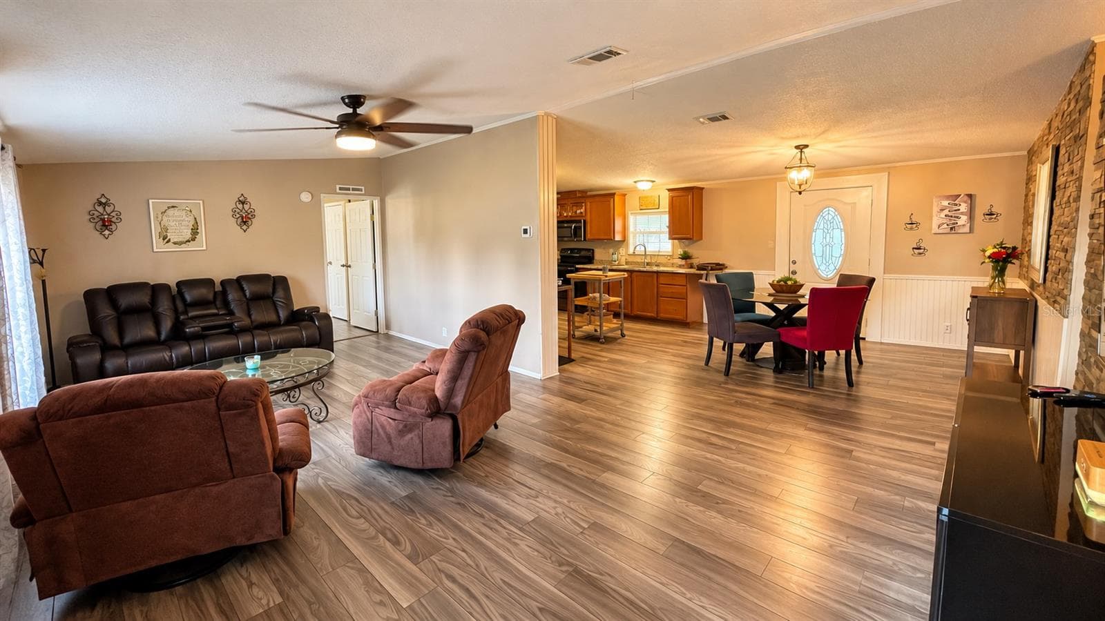 Manufactured Home at 12831 HAWK HILL DR, THONOTOSASSA, photo 4 of 32