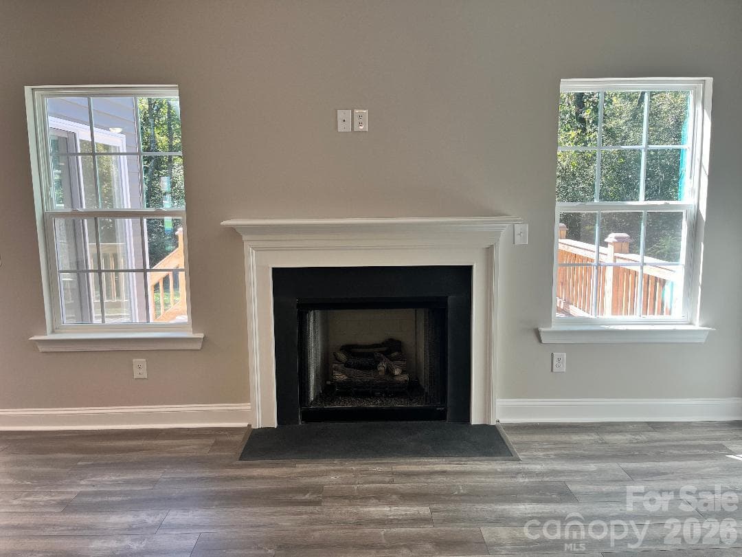 Fireplace with Gas Logs - Concord