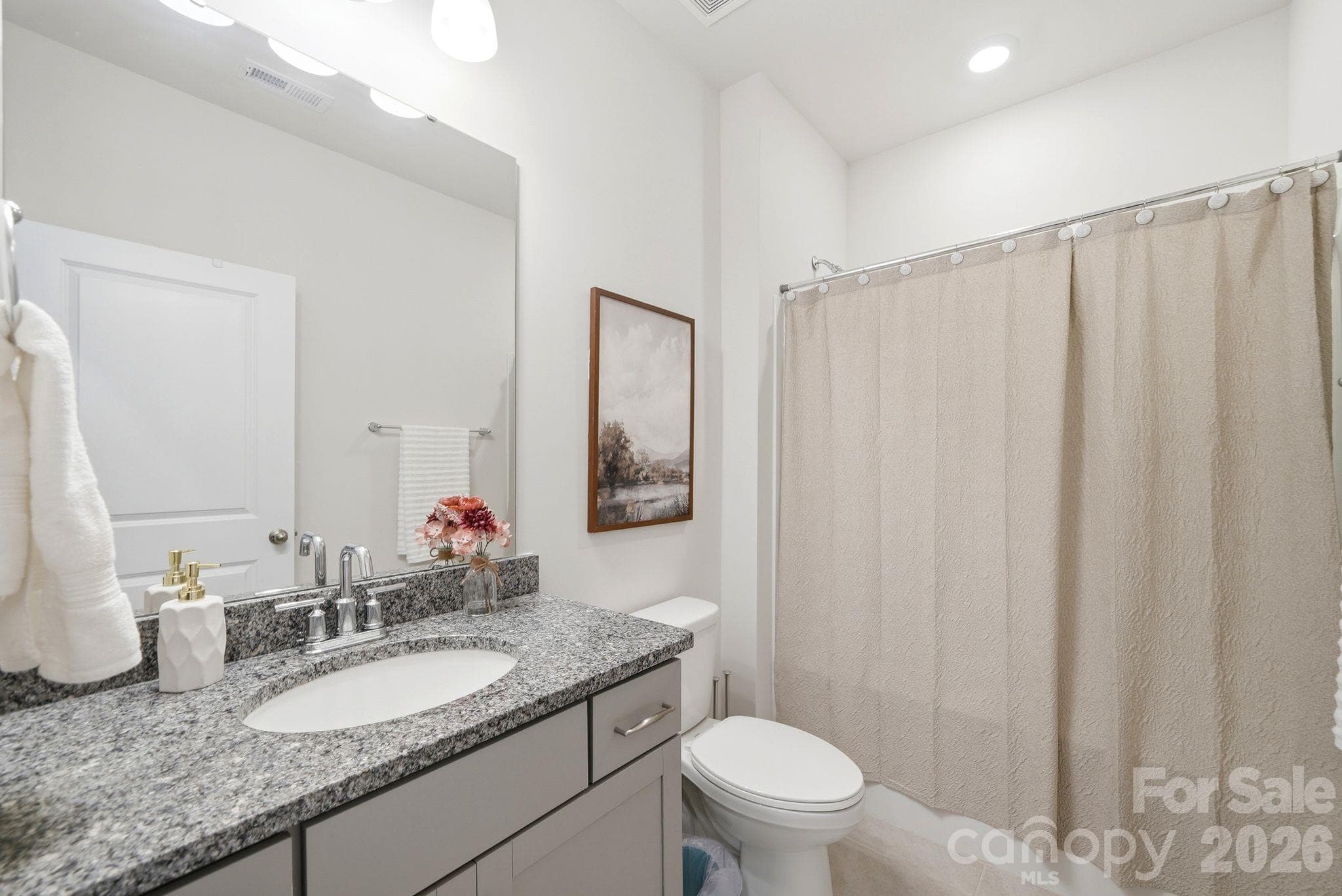 Large Bathroom - 4207 Millstream Road, Denver