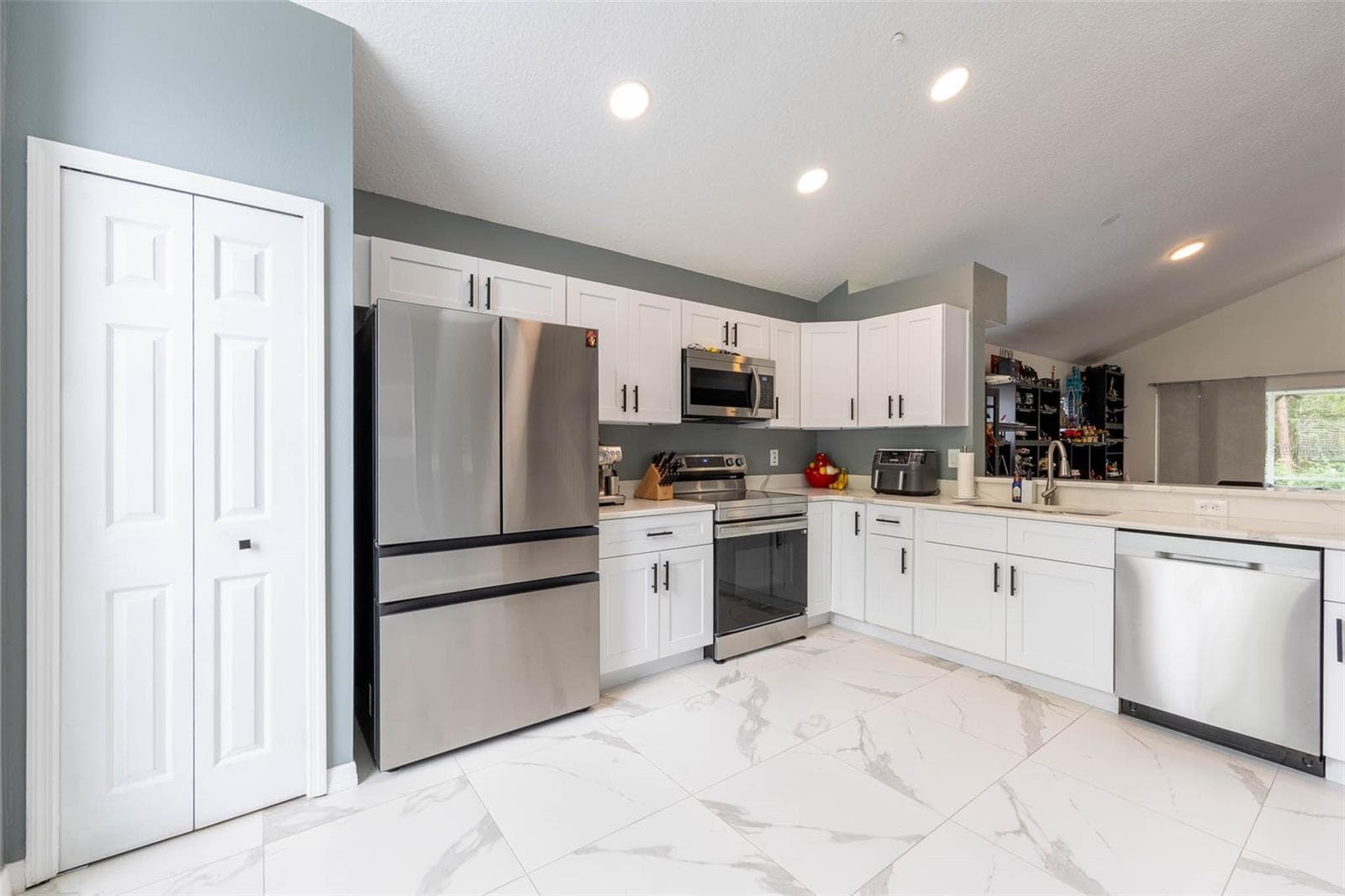 Single Family Residence at 10720 SPRING BROOK LN, ORLANDO, photo 2 of 19