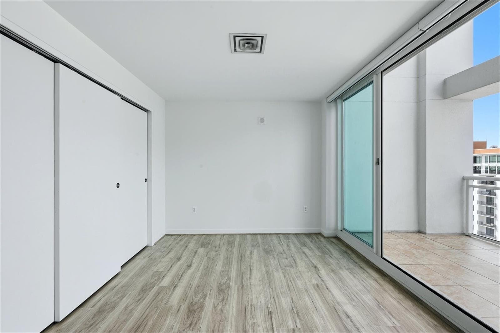 Condominium at 1990 MAIN ST #3, SARASOTA, photo 15 of 37