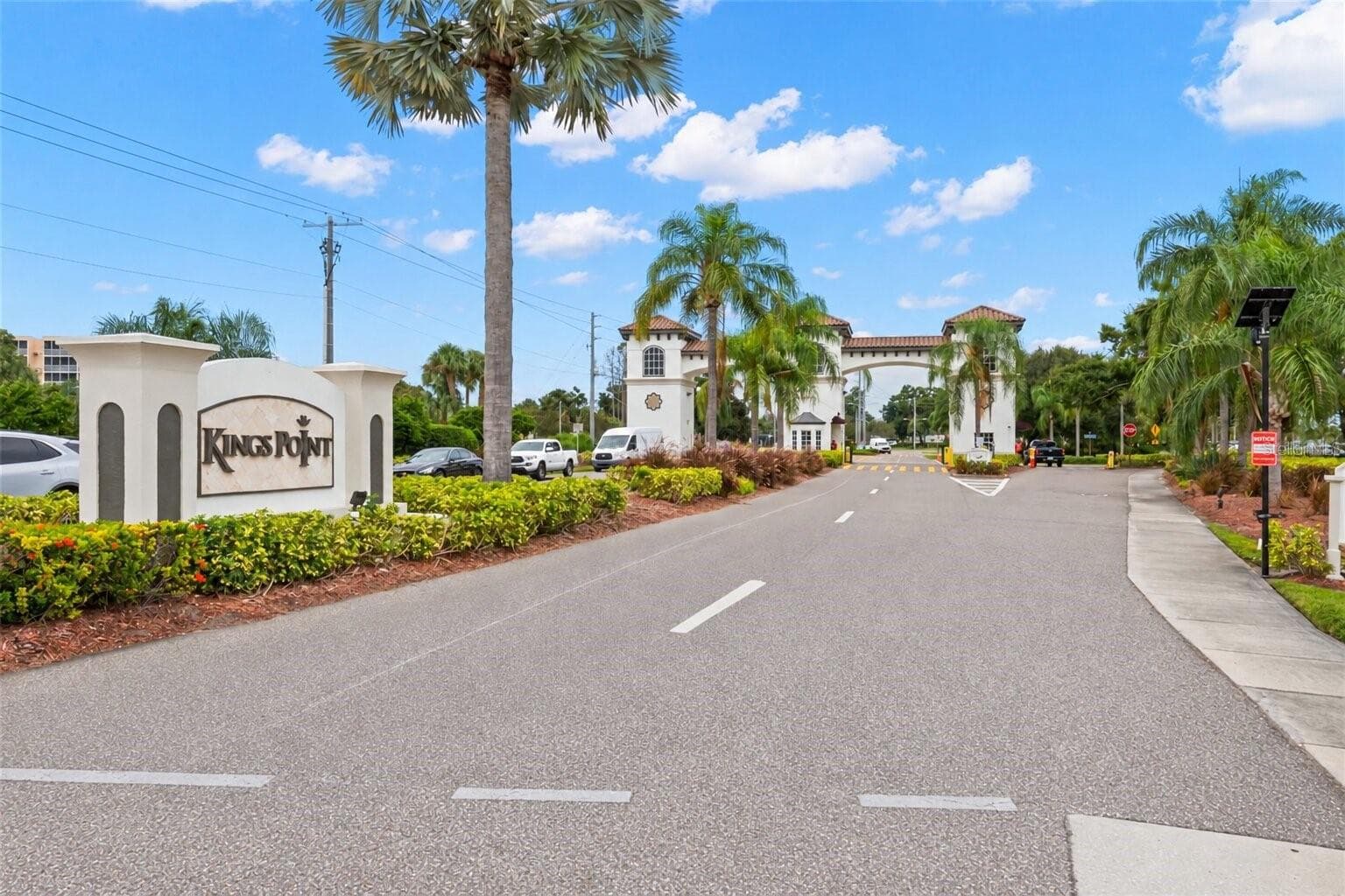 Kings Point Guarded Entry - 2057 INVERNESS GREENS DR, SUN CITY CENTER