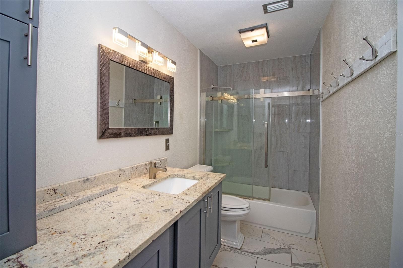 Hall bath - 1640 CAPE HOPE AVE NE #2, ST PETERSBURG