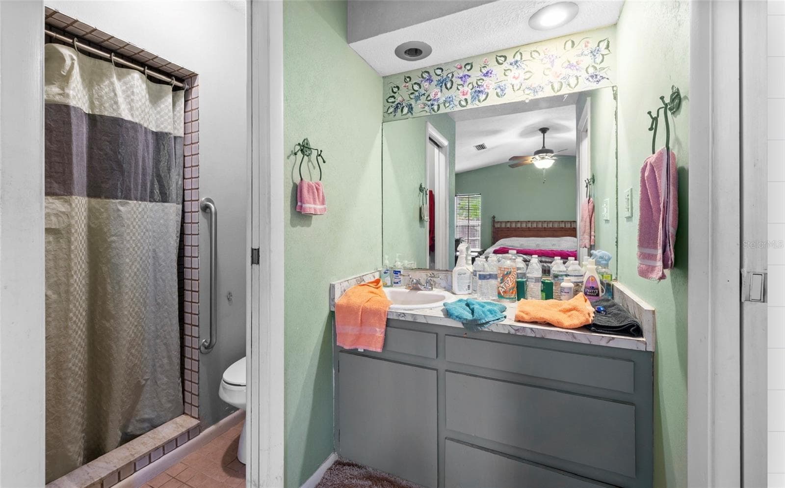 En-suite to the primary bedroom. - 8602 N ROME AVE, TAMPA