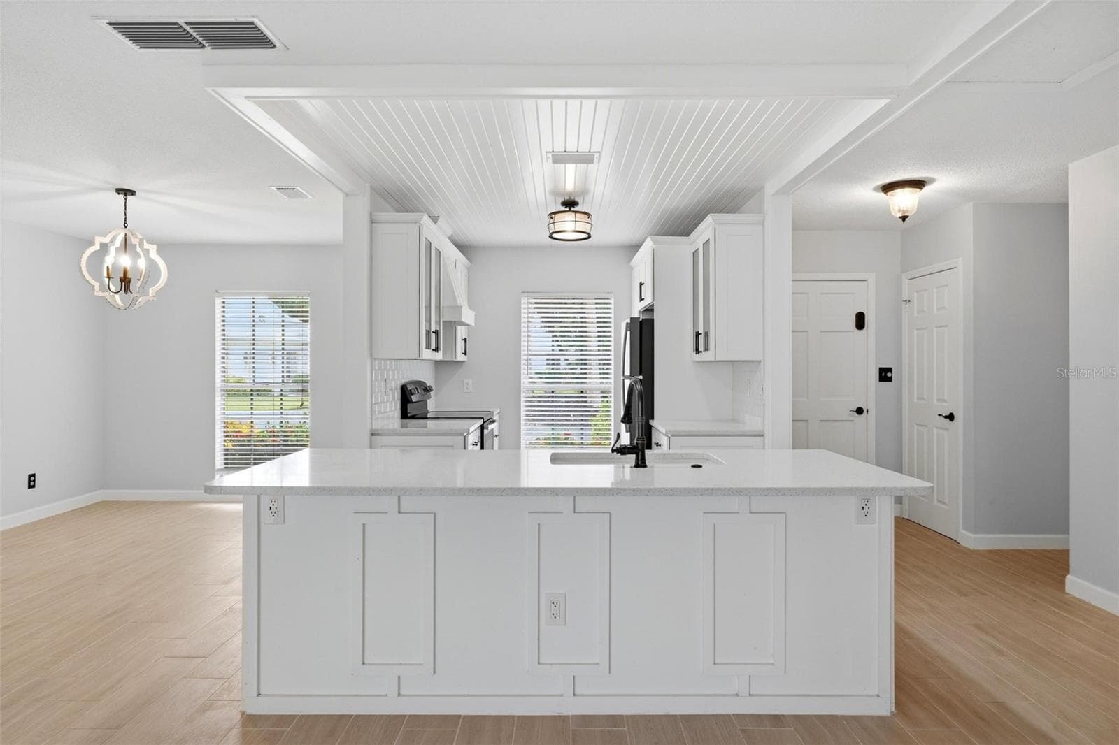The large breakfast bar divides kitchen from the living area. Plenty of room for bar stools for quick meals and extra counter space. - 4 ANTIGUA CIR #6, ENGLEWOOD