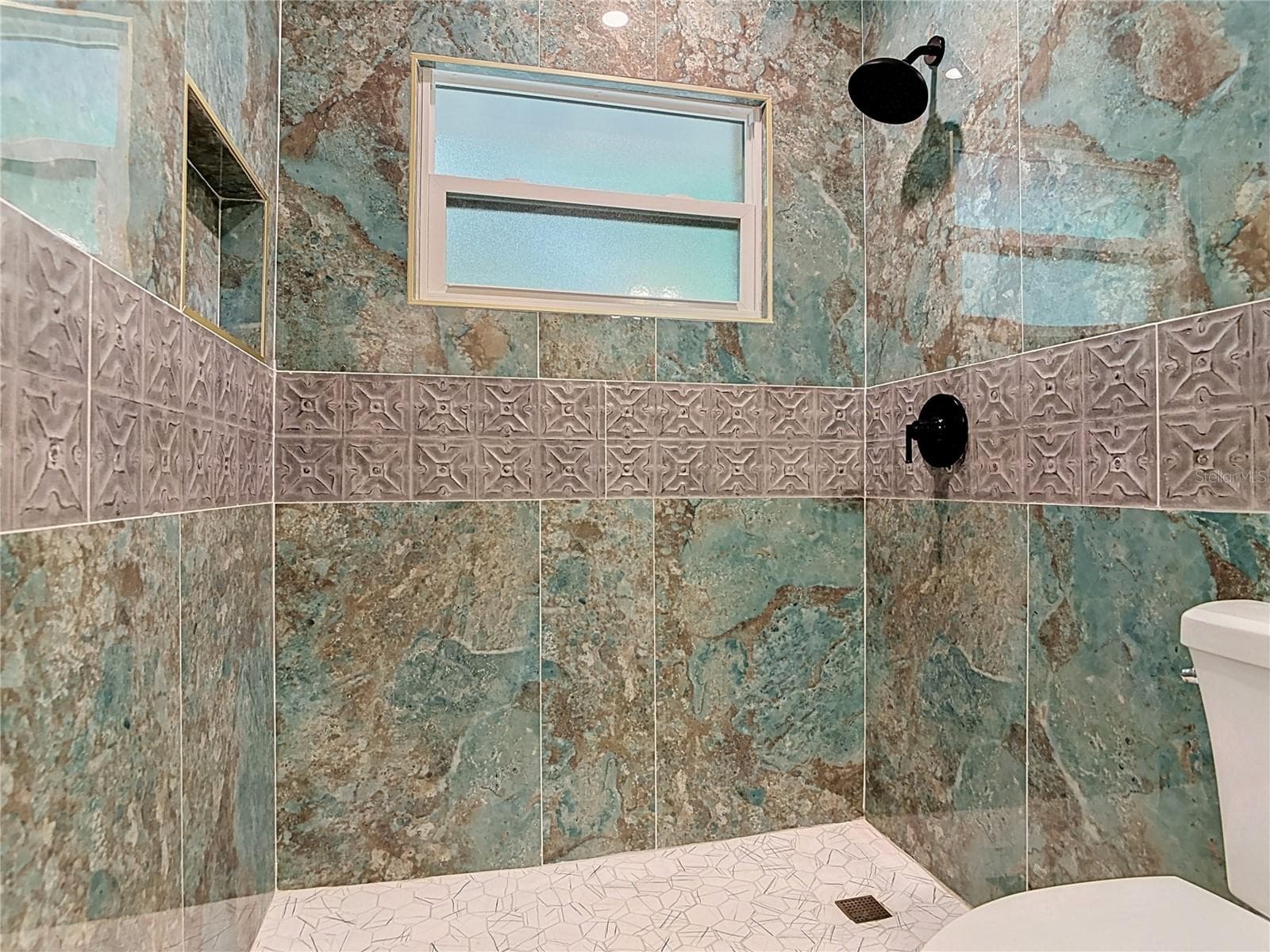 guest bath - 1395 KETTLEDRUM TRL, ENTERPRISE