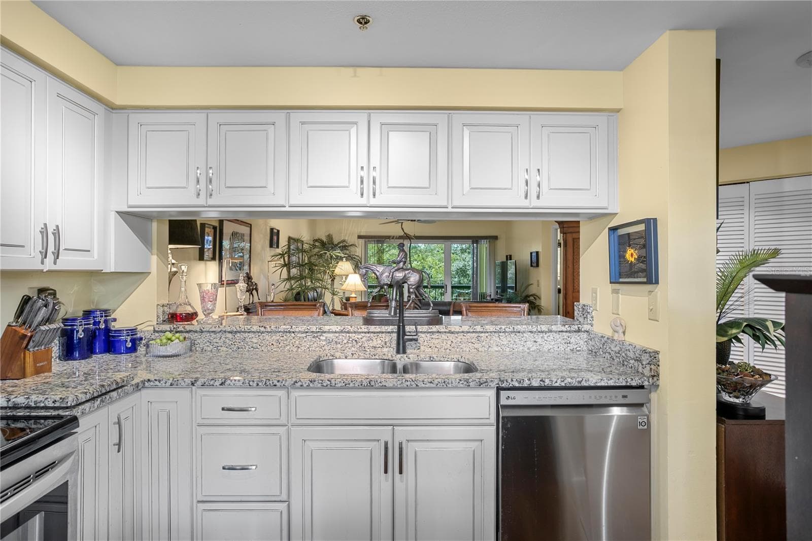 Well-appointed cabinetry provides storage, with open sightlines to the dining area and a bar-height counter ideal for casual meals or conversation. - 1000 S HARBOUR ISLAND BLVD #2306, TAMPA