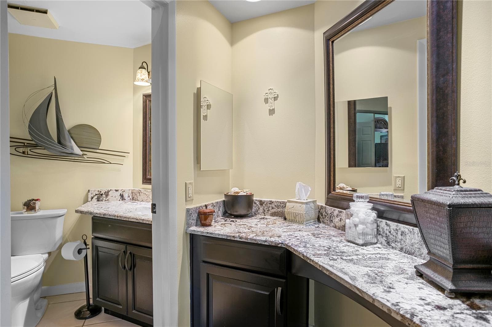 Private en suite bath located just off the primary bedroom. - 1000 S HARBOUR ISLAND BLVD #2306, TAMPA