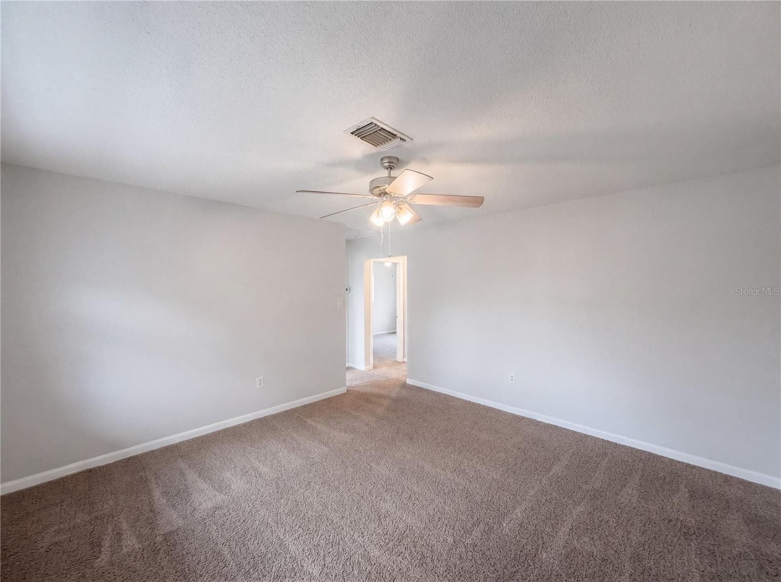 Single Family Residence at 1100 CAREFREE COVE DR, WINTER HAVEN, photo 3 of 13
