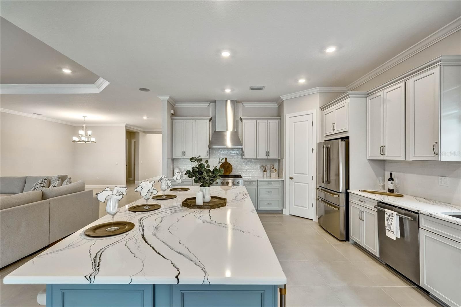 kitchen with beautiful quartz countertops - 15281 CONTENTA LOOP, LAKEWOOD RANCH