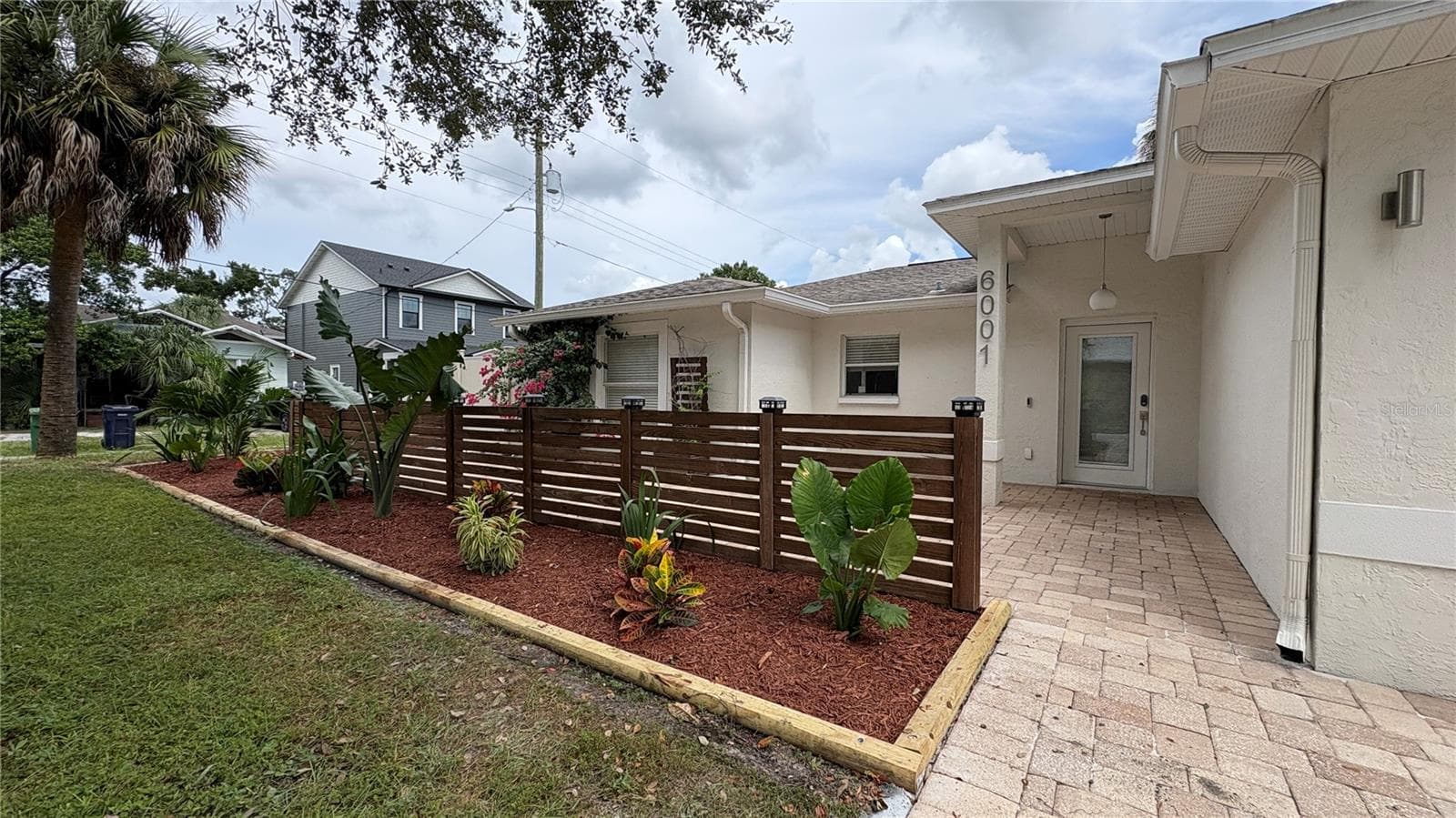 Front yard and entry - 6001 N LYNN AVE, TAMPA