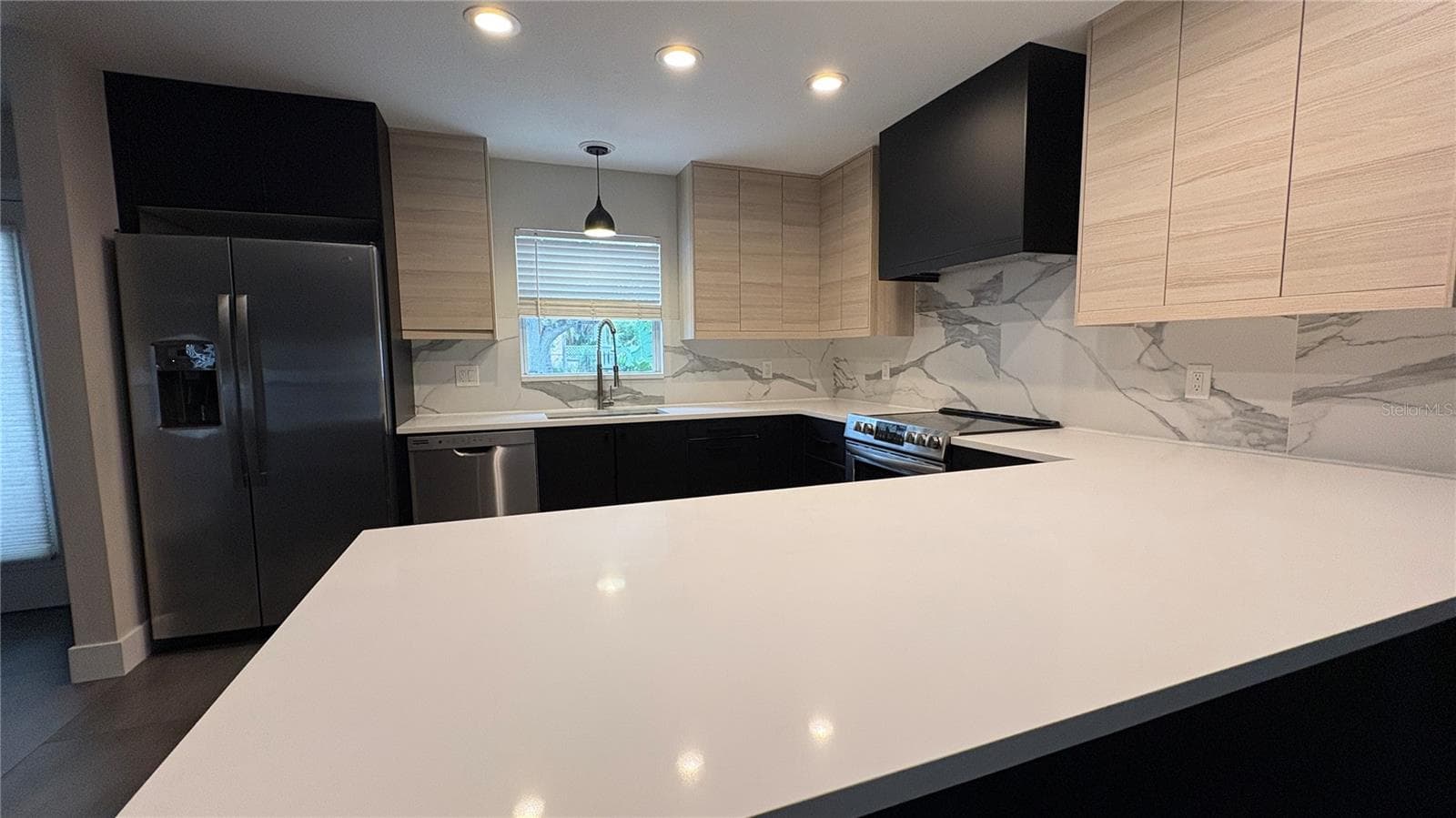 Kitchen and breakfast bar - 6001 N LYNN AVE, TAMPA