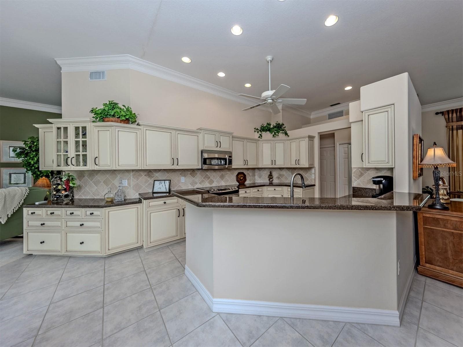 Tastefully refreshed open-concept kitchen designed for everyday living and hosting family and friends. - 2009 TOCOBAGA LN, NOKOMIS
