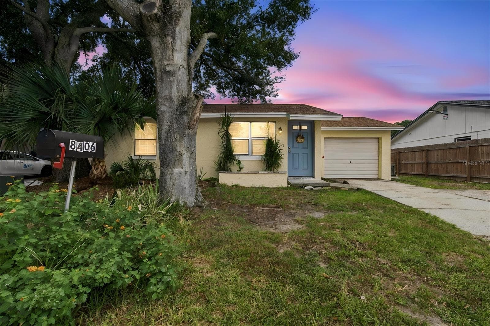 Single Family Residence at 8406 WILLOW FOREST CT, TAMPA, photo 2 of 46