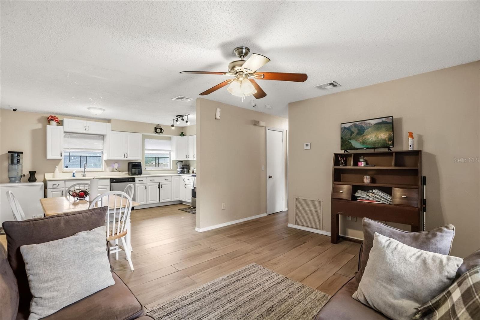 Single Family Residence at 7008 HOLLY ST, MOUNT DORA, photo 4 of 33