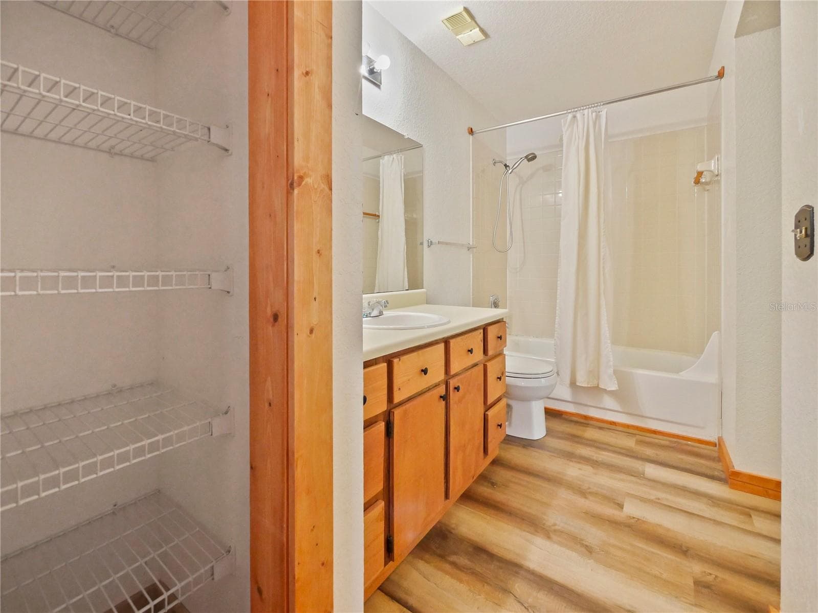 Bedroom en suite bathroom - 1023 S HIAWASSEE RD #4028, ORLANDO
