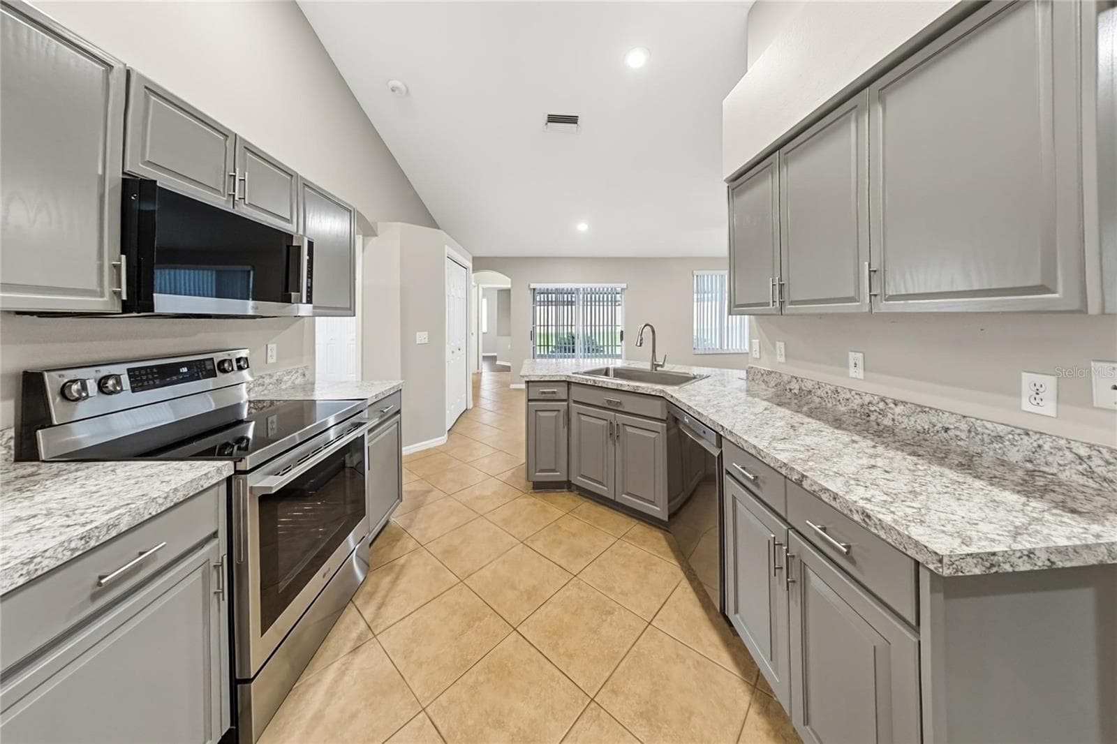 Single Family Residence at 12807 RAYSBROOK DR, RIVERVIEW, photo 7 of 20