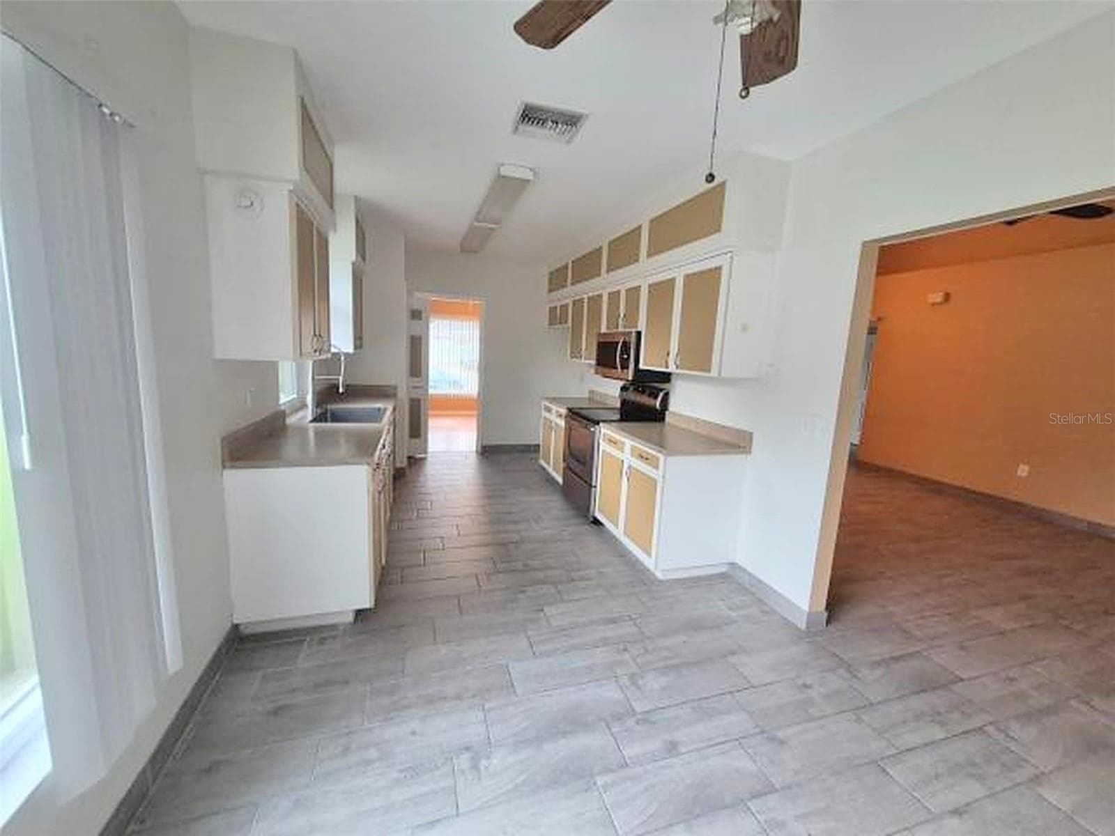 Single Family Residence at 902 GREENBELT CIR, BRANDON, photo 13 of 68