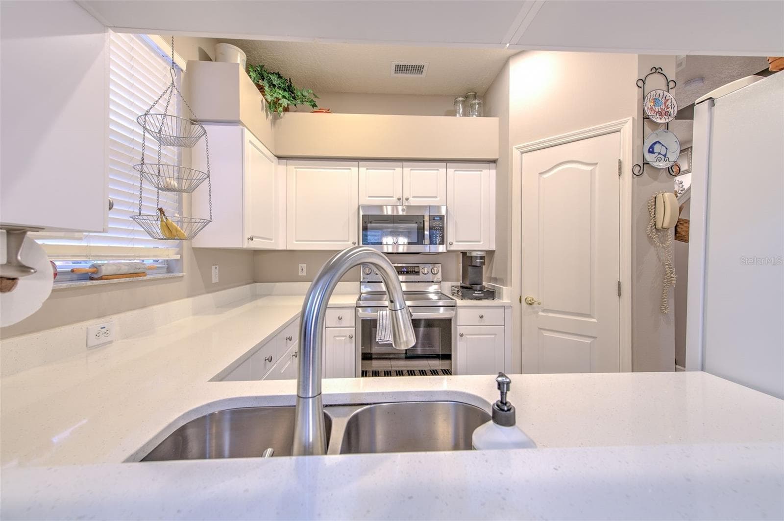 Townhouse at 3111 W SAN PEDRO ST, TAMPA, photo 9 of 42