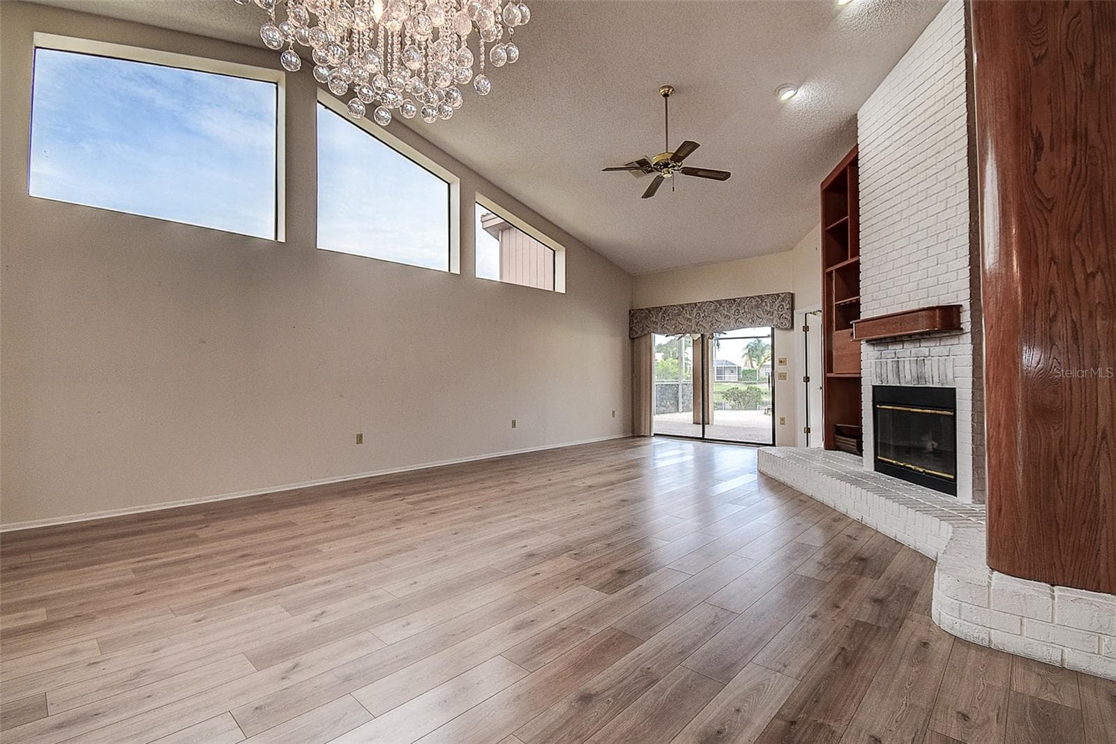 Large Great room with High Ceilings and a Fireplace - 3609 DARSTON ST, PALM HARBOR