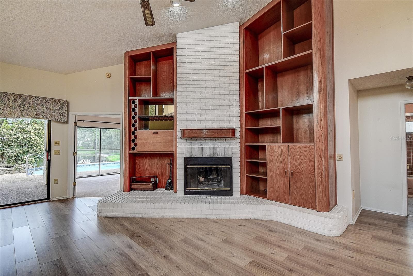 Built in Cabinets and Shelves - 3609 DARSTON ST, PALM HARBOR