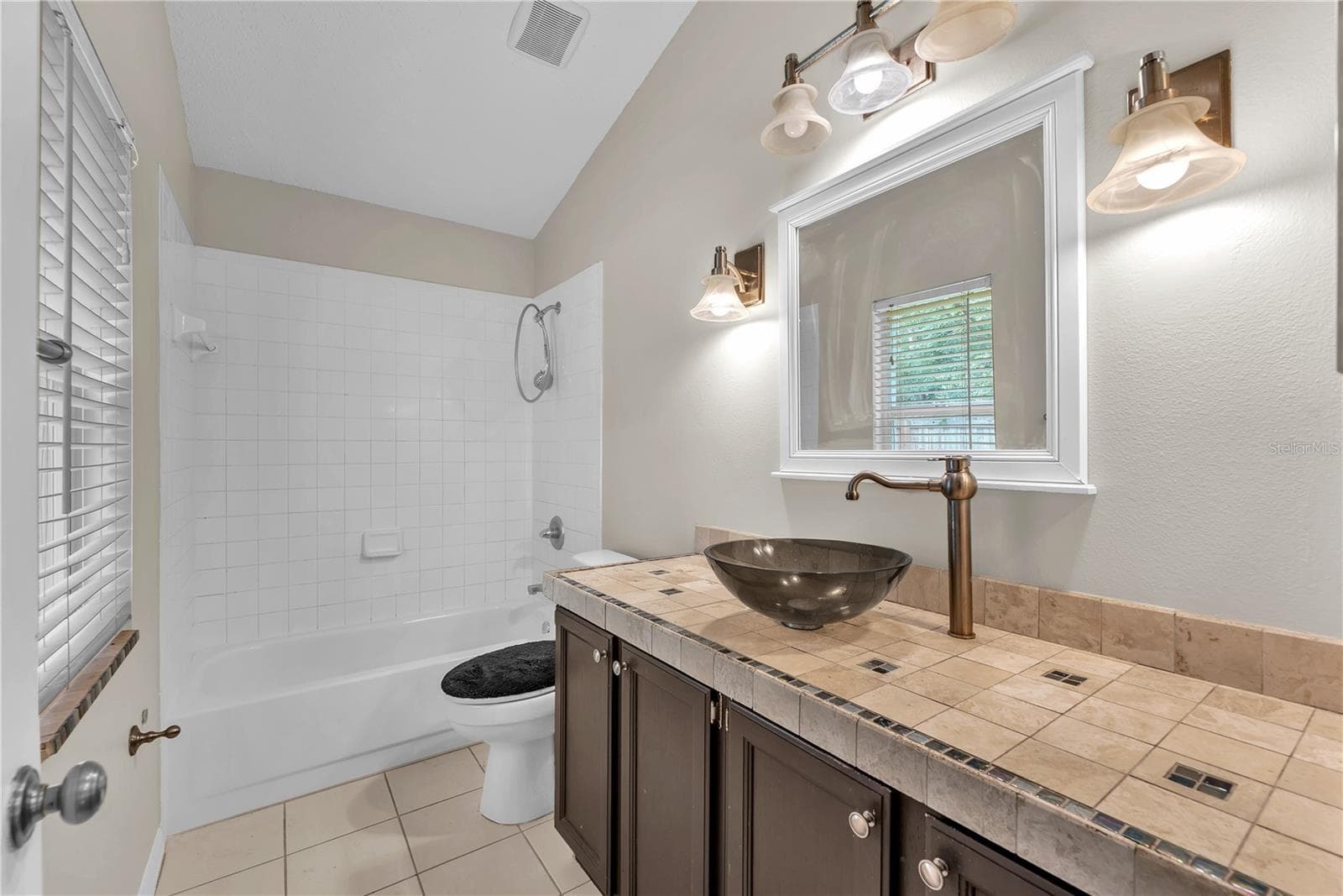 Primary bathroom - 4002 LEVONSHIRE PL, VALRICO