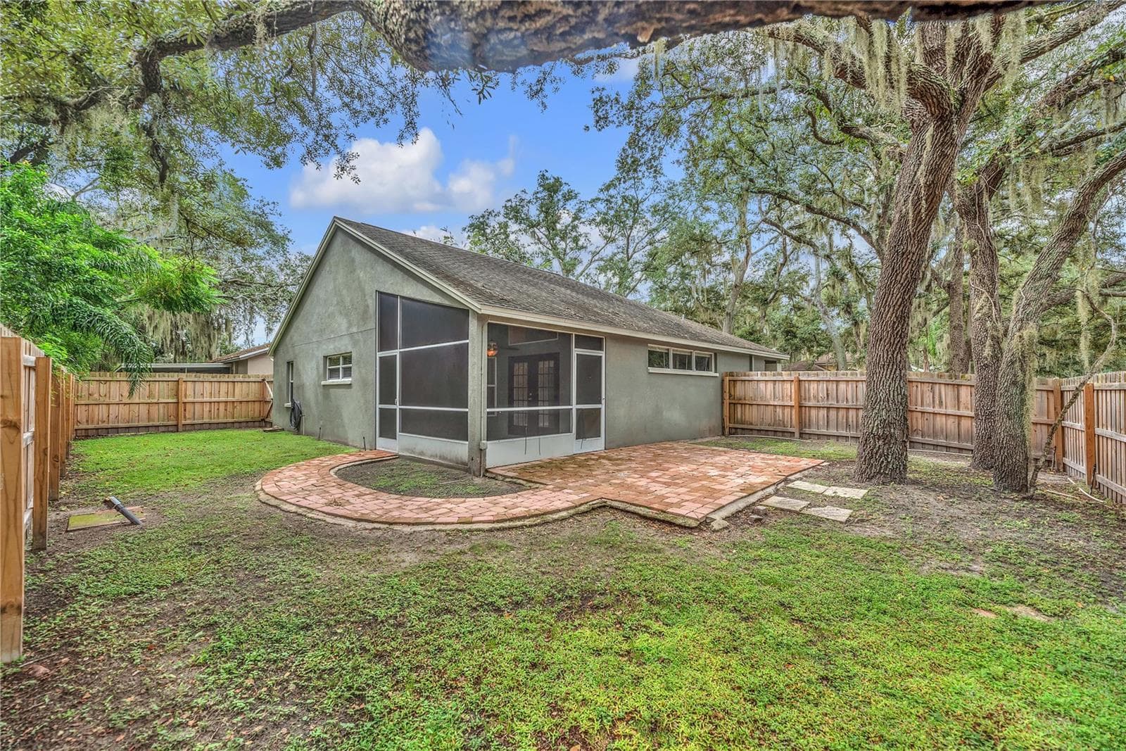 Closer look at the pavered patio - 4002 LEVONSHIRE PL, VALRICO