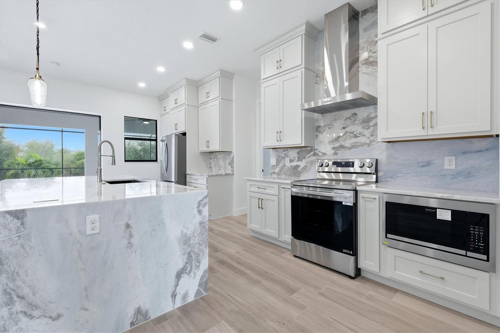 waterfall quartz countertop - 15417 AVERY RD, PORT CHARLOTTE