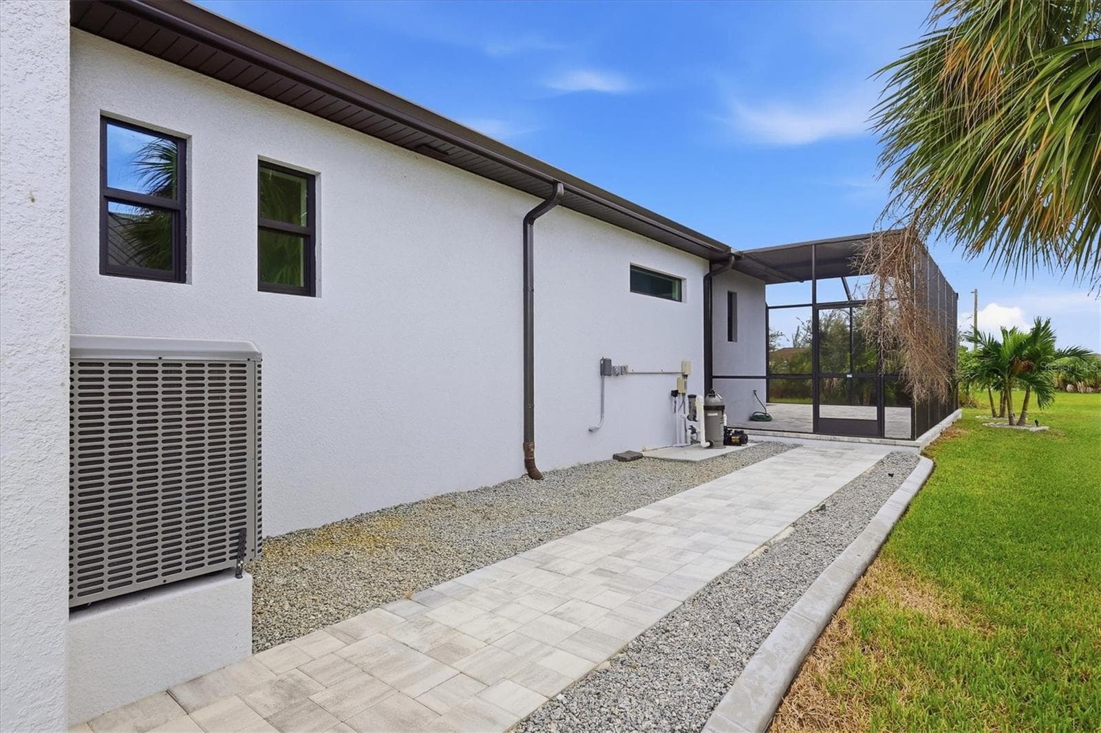 Walkway between the Garage and Lanai with enough space for a small gardening or storage shed - 15417 AVERY RD, PORT CHARLOTTE