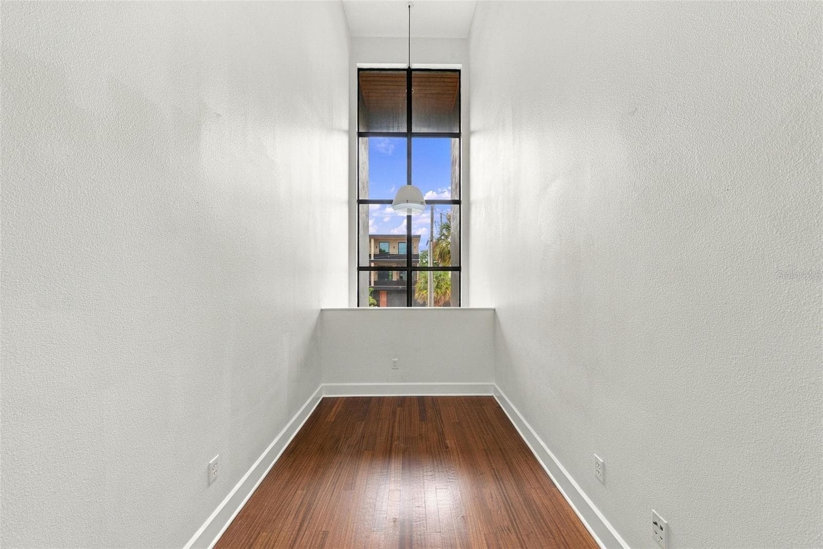 with great views of the entry window - 213 S MOODY AVE #1, TAMPA