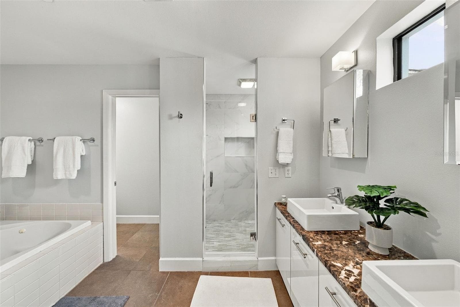 Expansive primary bathroom - 213 S MOODY AVE #1, TAMPA