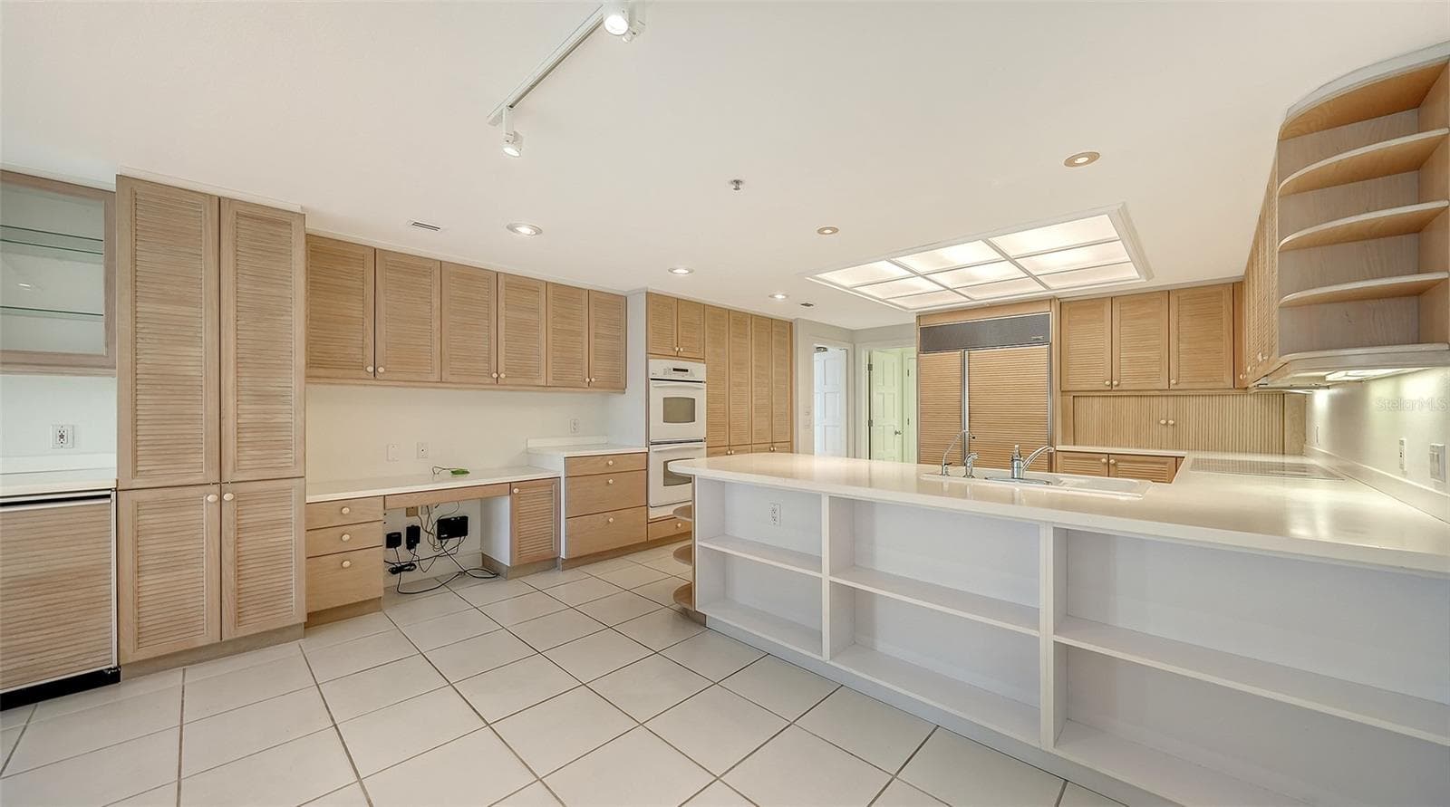 Full sized Kitchen - 2550 HARBOURSIDE DR #334, LONGBOAT KEY
