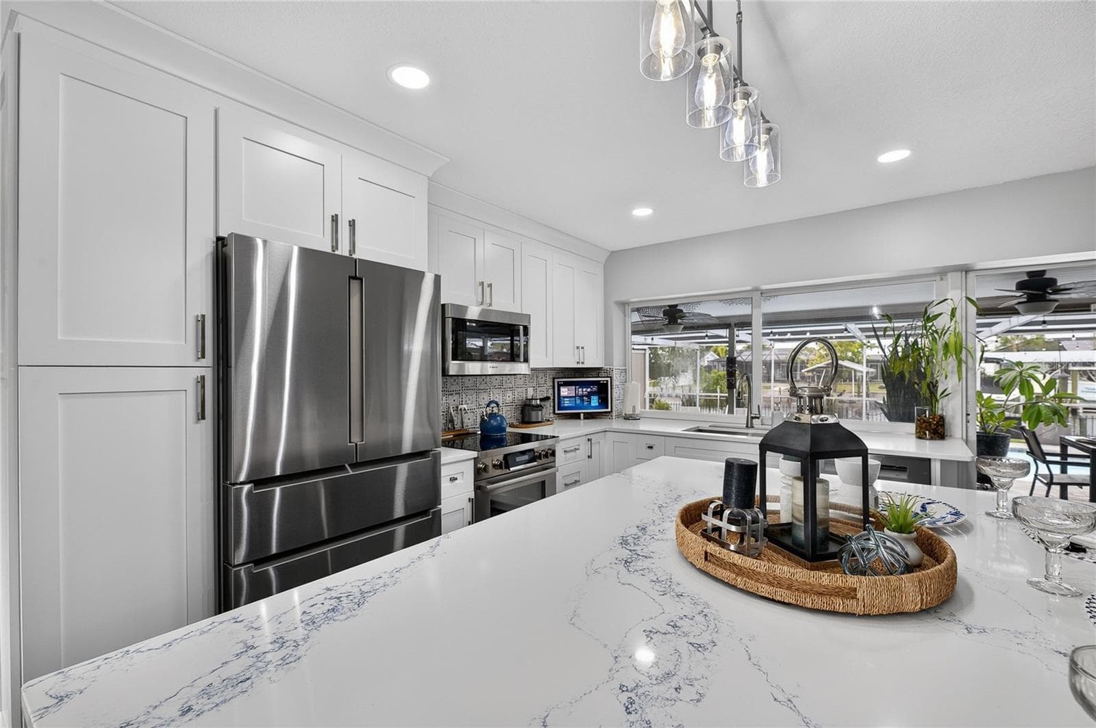 Soft-Close Doors & Drawers, And Complete Stainless Bosch Appliances! - 6510 SOLITAIRE PALM WAY, APOLLO BEACH