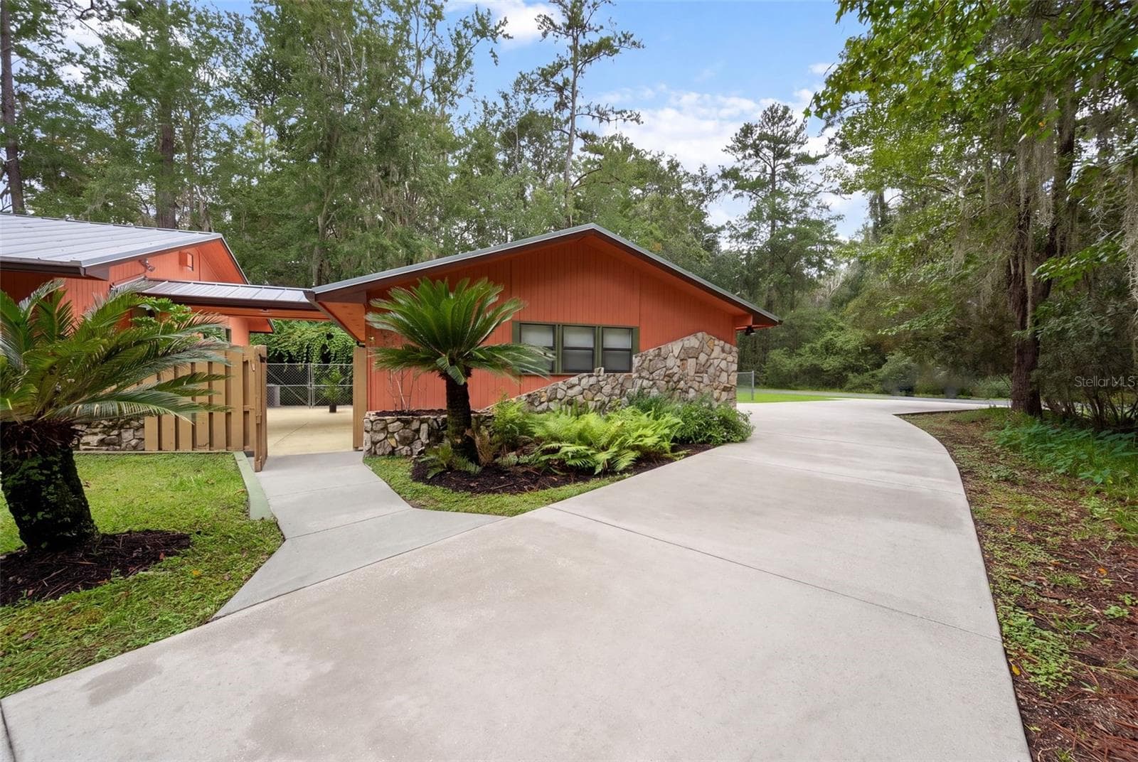 Entrance to breezeway - 5306 NW 57TH WAY, GAINESVILLE