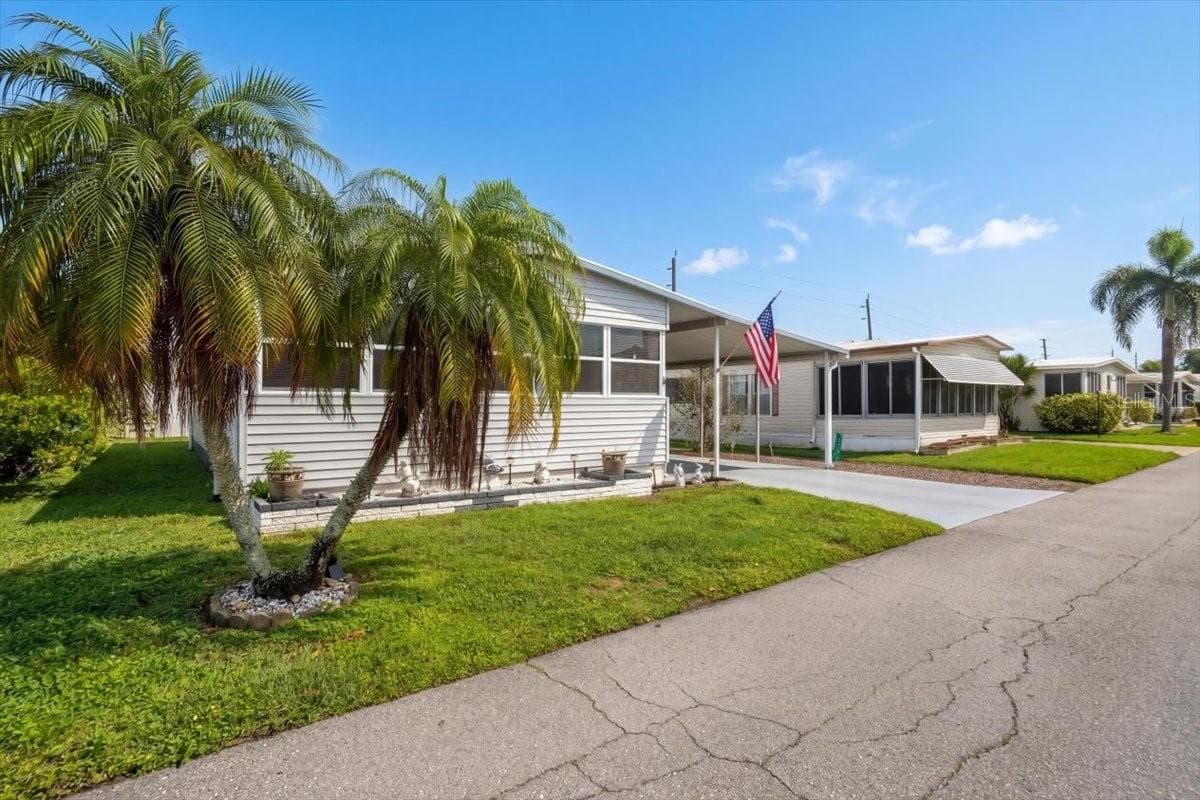 Manufactured Home at 808 53RD AVE E #283, BRADENTON, photo 3 of 33