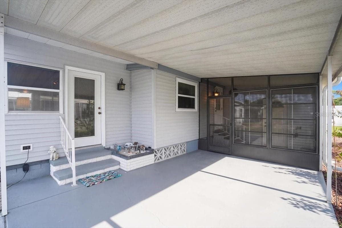 Manufactured Home at 808 53RD AVE E #283, BRADENTON, photo 4 of 33