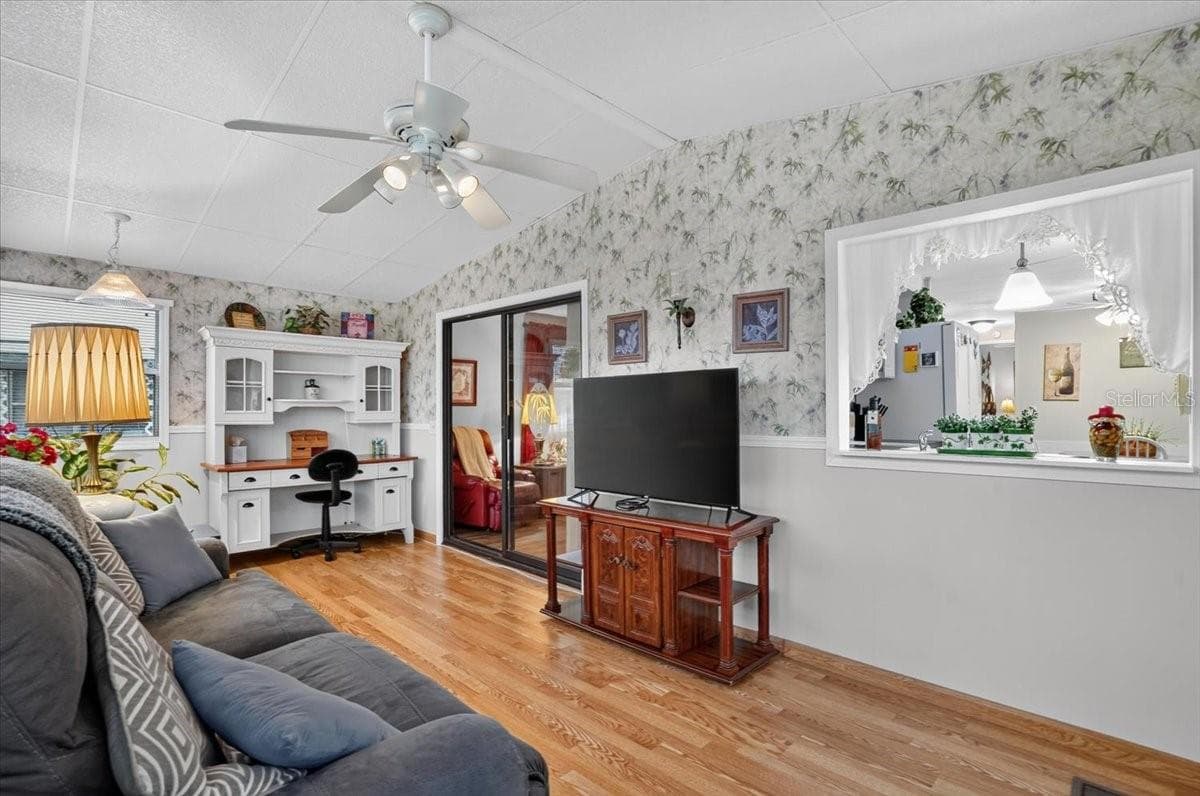 Manufactured Home at 808 53RD AVE E #283, BRADENTON, photo 7 of 33