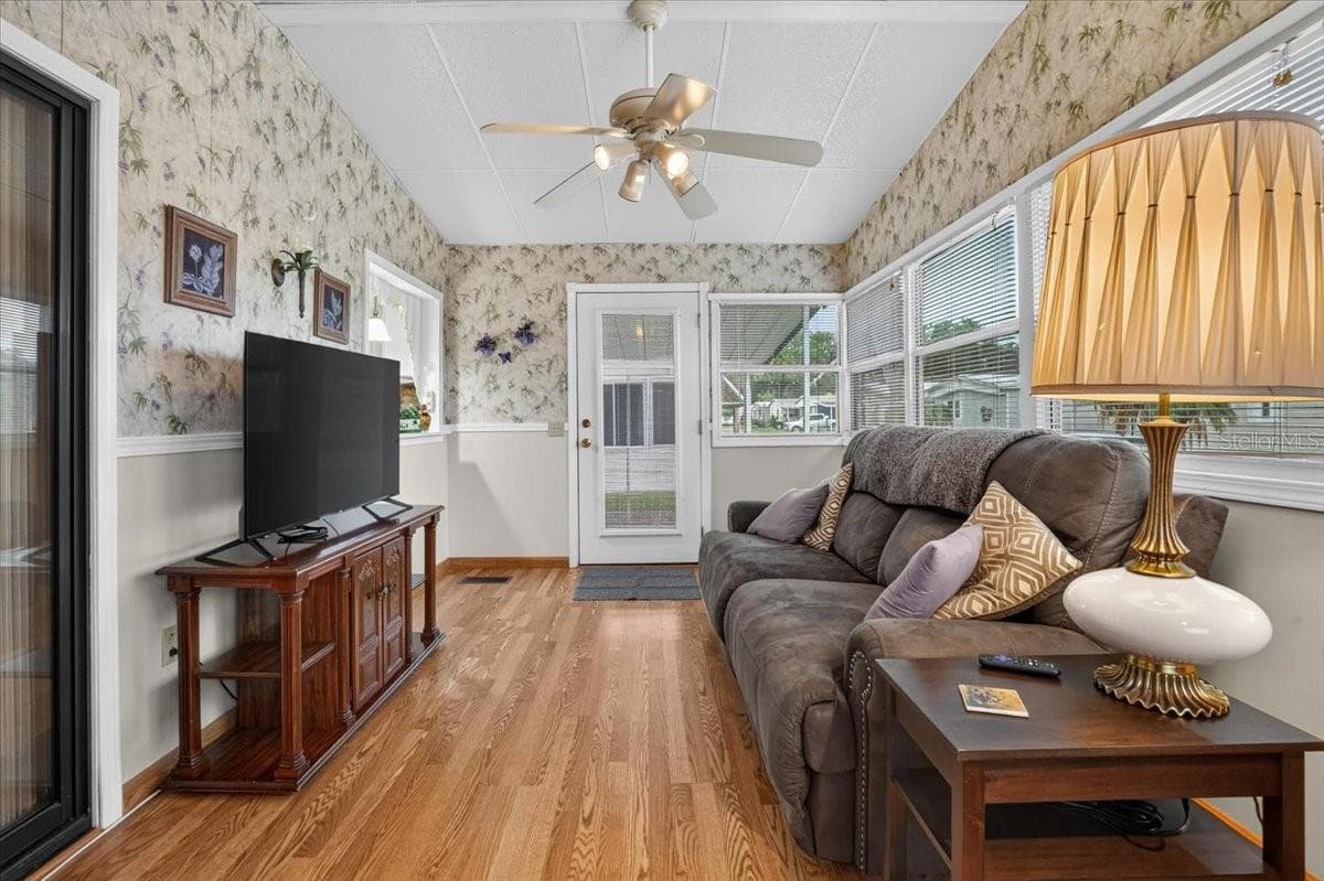 Manufactured Home at 808 53RD AVE E #283, BRADENTON, photo 9 of 33