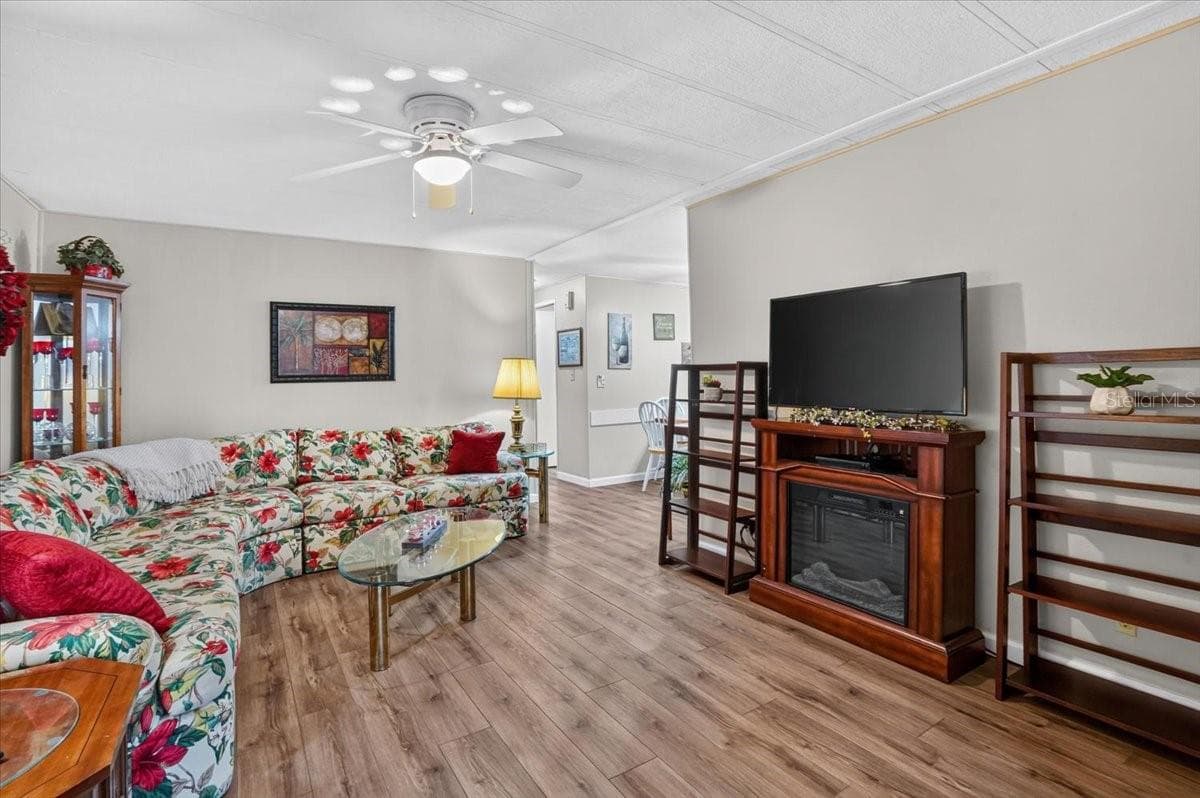 Manufactured Home at 808 53RD AVE E #283, BRADENTON, photo 10 of 33