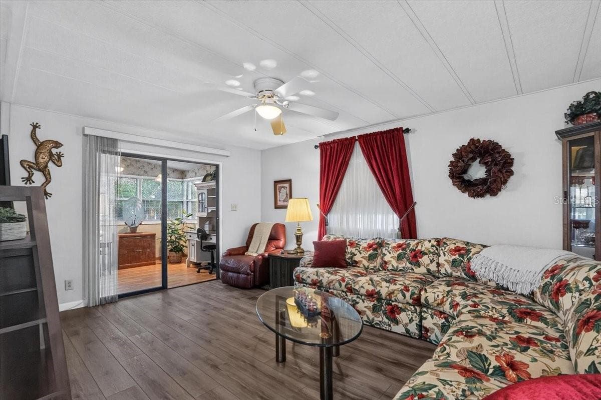 Manufactured Home at 808 53RD AVE E #283, BRADENTON, photo 11 of 33