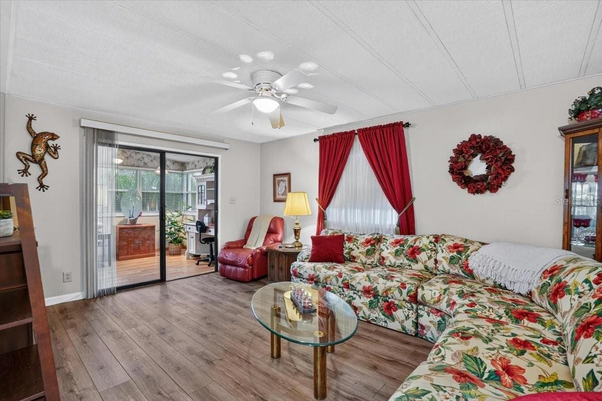 Manufactured Home at 808 53RD AVE E #283, BRADENTON, photo 13 of 33