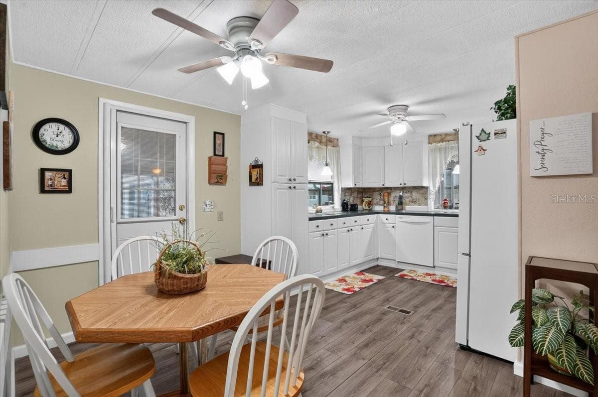 Manufactured Home at 808 53RD AVE E #283, BRADENTON, photo 16 of 33