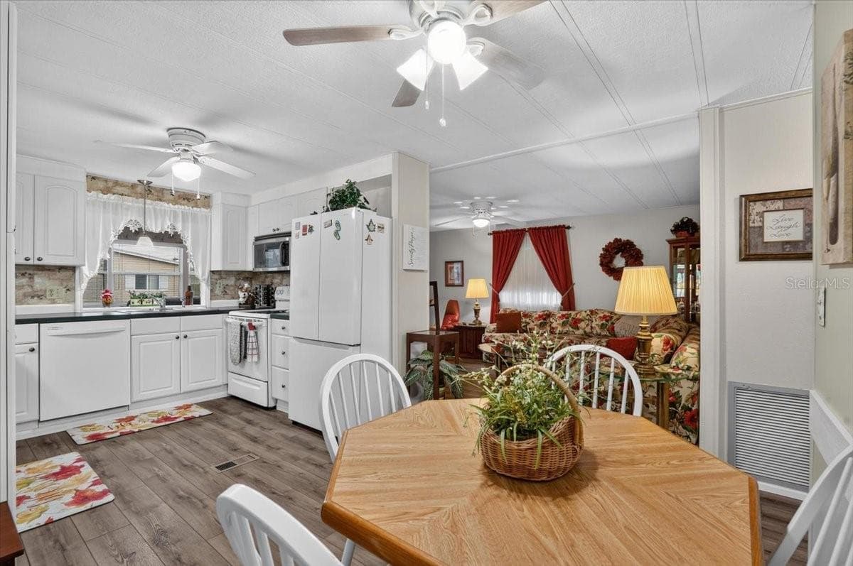 Manufactured Home at 808 53RD AVE E #283, BRADENTON, photo 17 of 33
