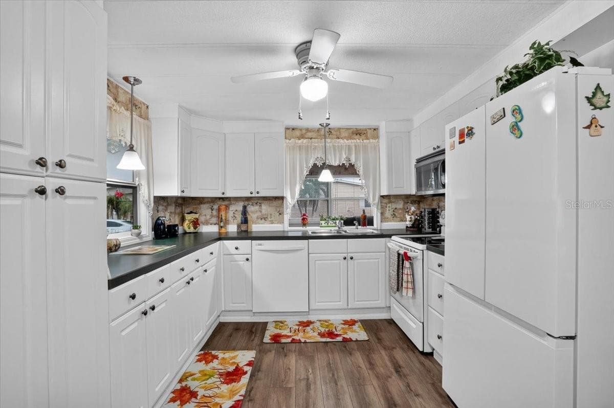 Manufactured Home at 808 53RD AVE E #283, BRADENTON, photo 18 of 33