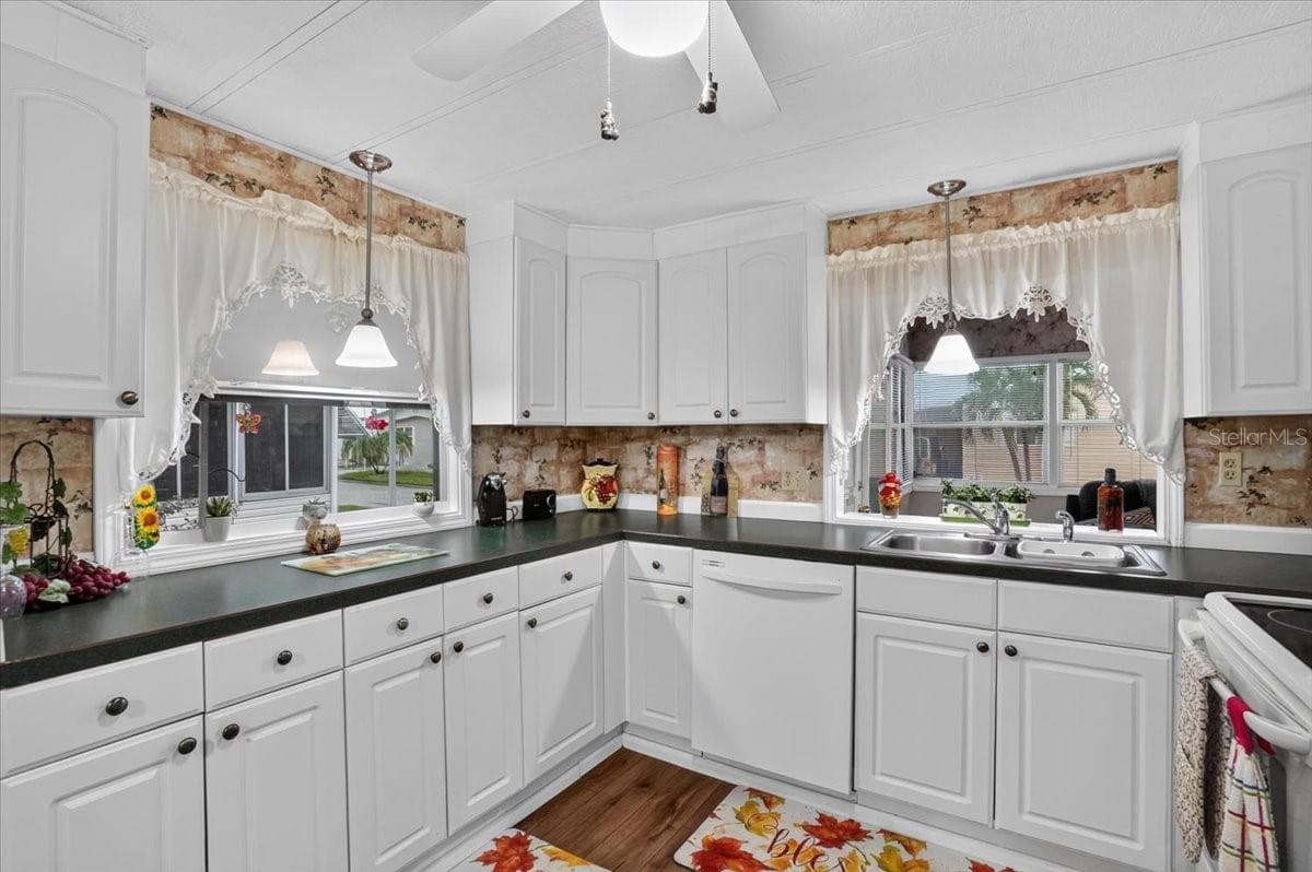 Manufactured Home at 808 53RD AVE E #283, BRADENTON, photo 19 of 33
