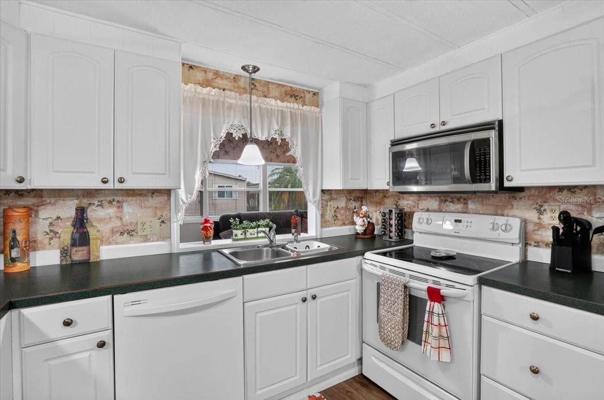 Manufactured Home at 808 53RD AVE E #283, BRADENTON, photo 20 of 33