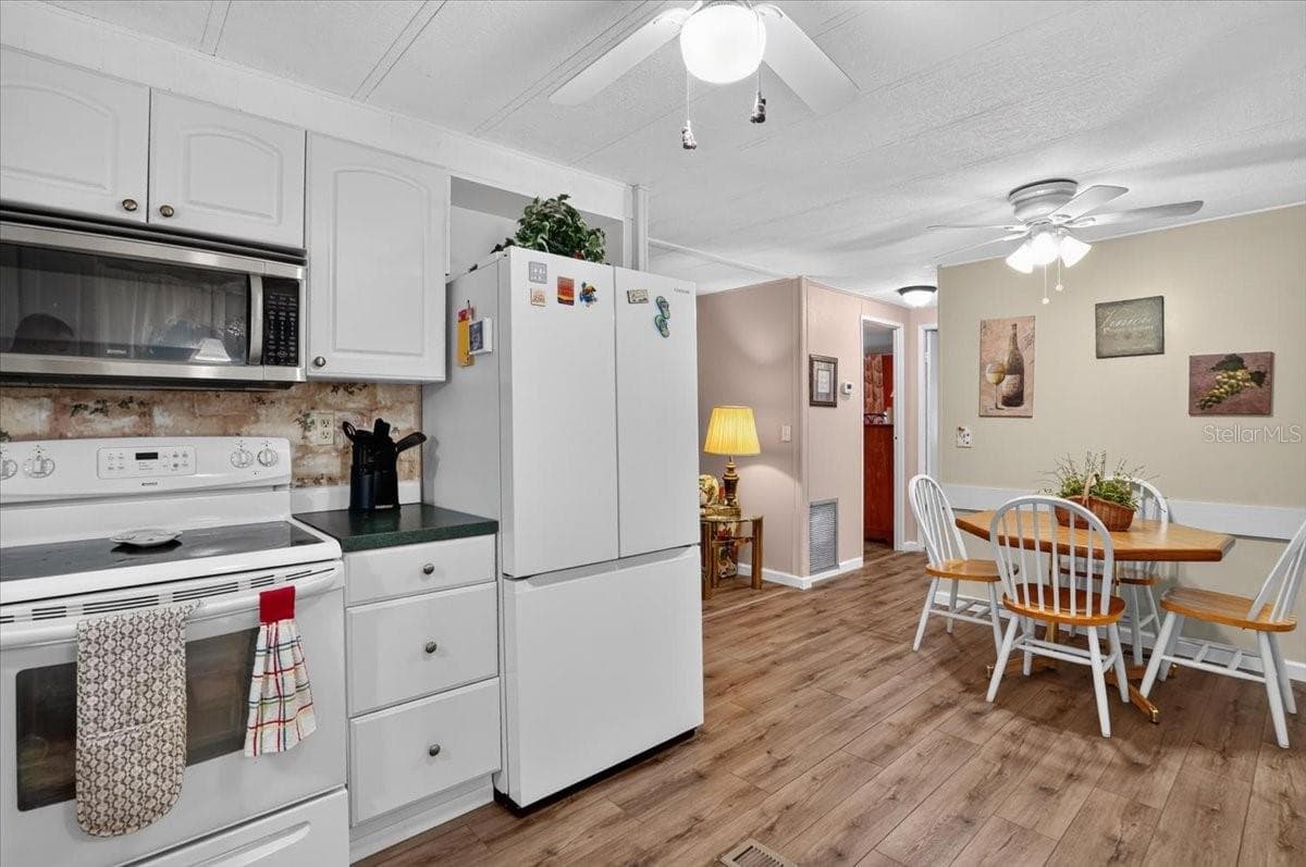 Manufactured Home at 808 53RD AVE E #283, BRADENTON, photo 21 of 33