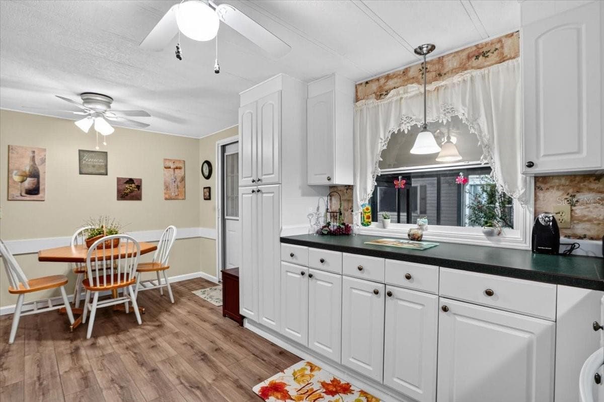 Manufactured Home at 808 53RD AVE E #283, BRADENTON, photo 22 of 33